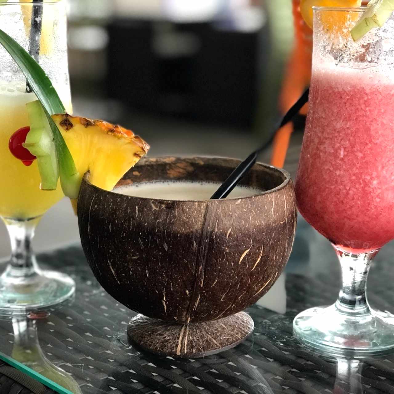 Piña colada al centro, batido de piña y fresa