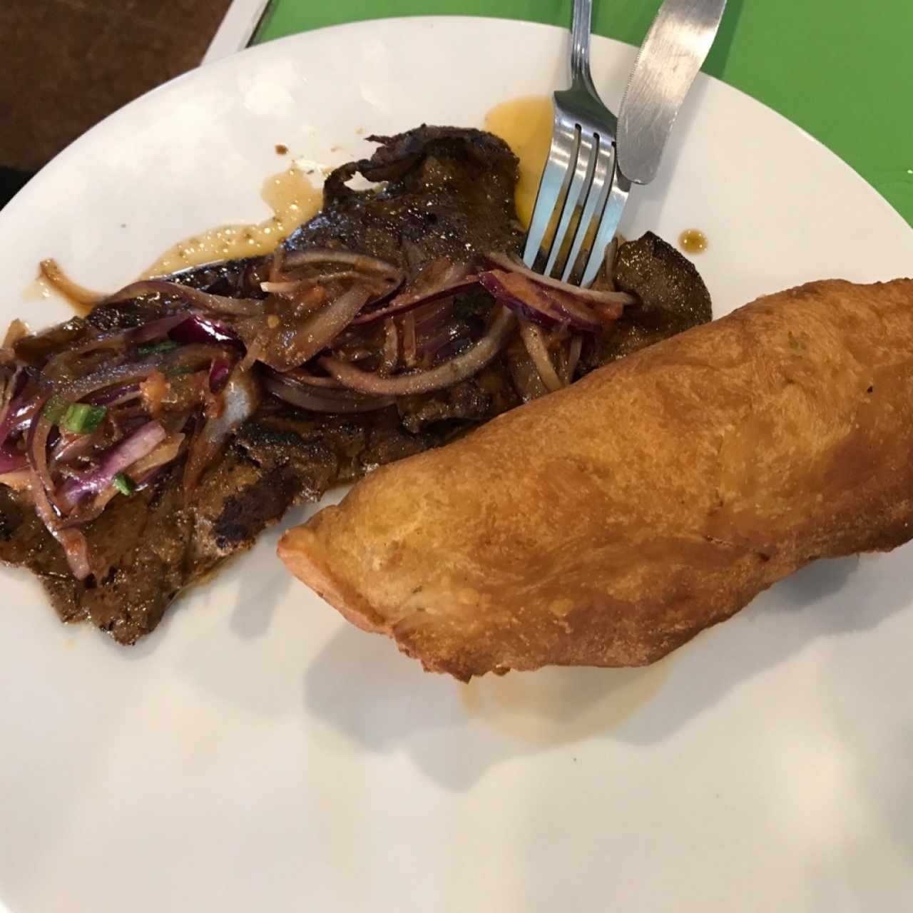 bistec encebollado con hojaldrón 