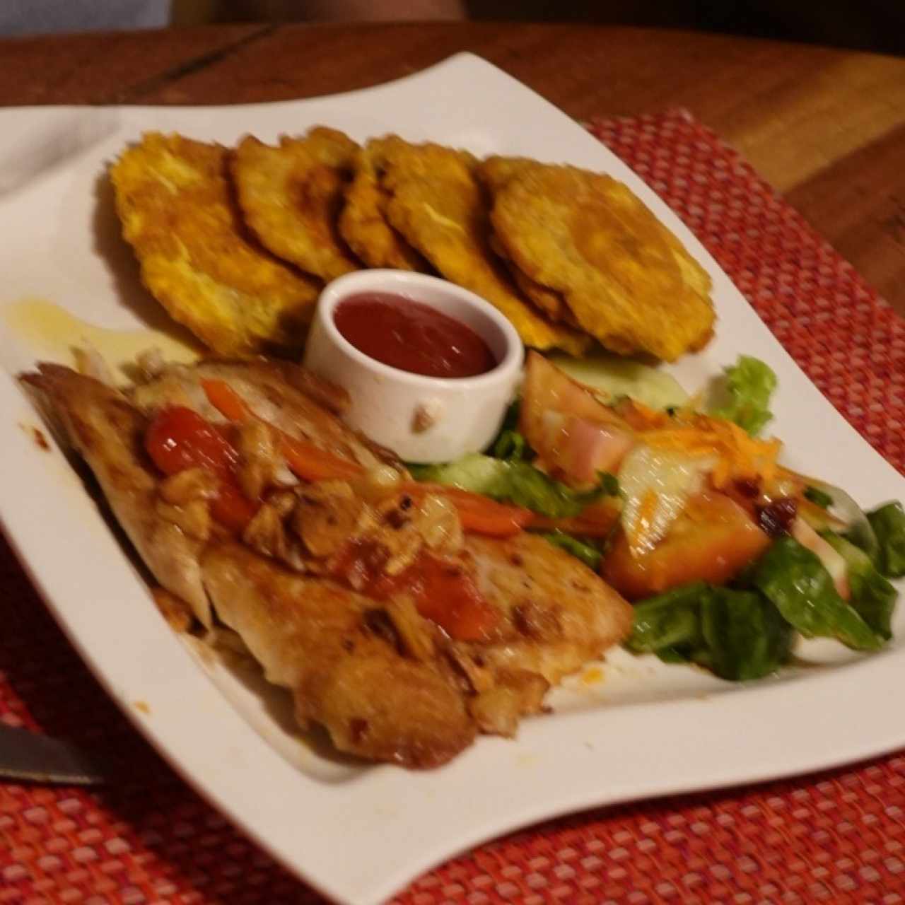 Corvina con patacones 