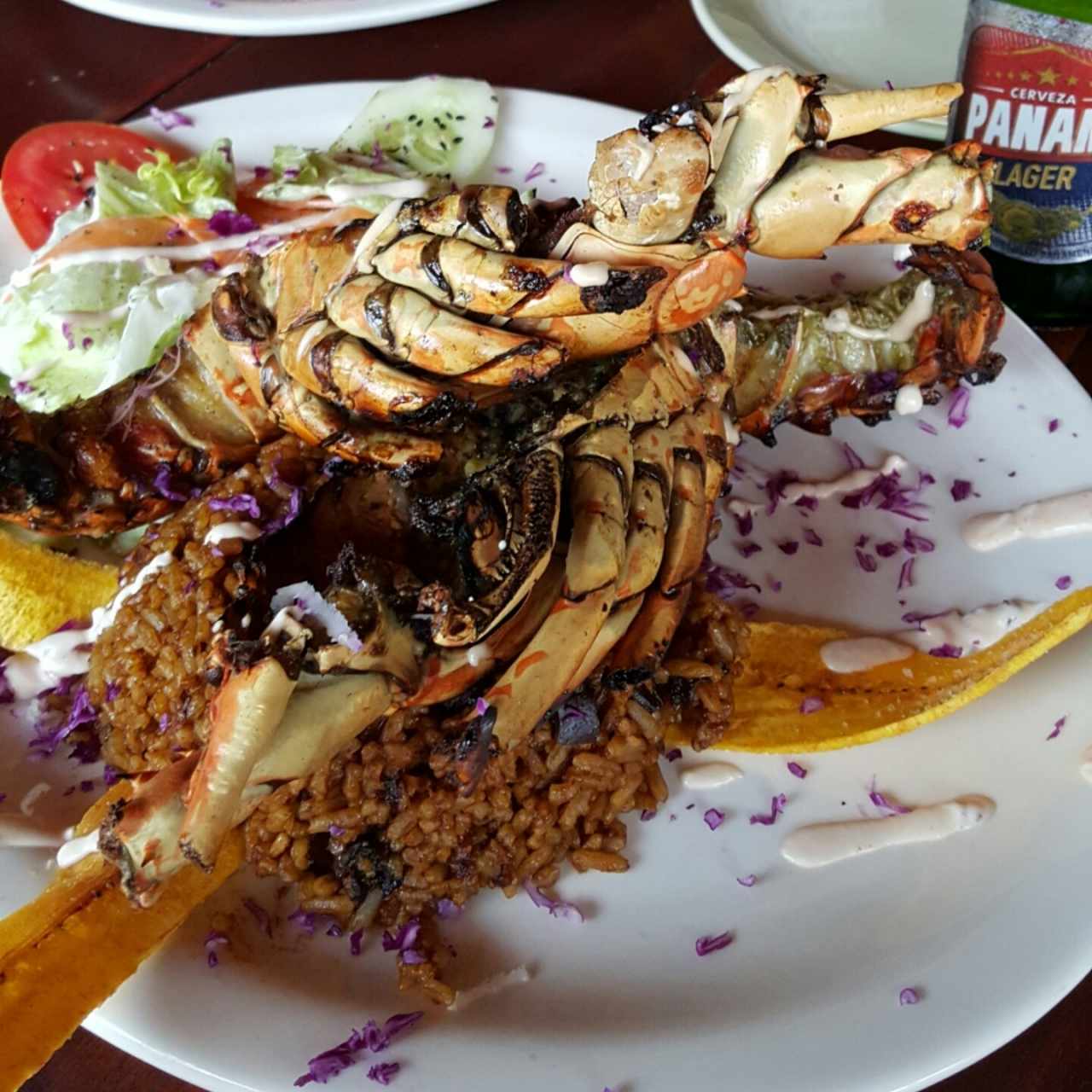 langosta con arroz y ensalada