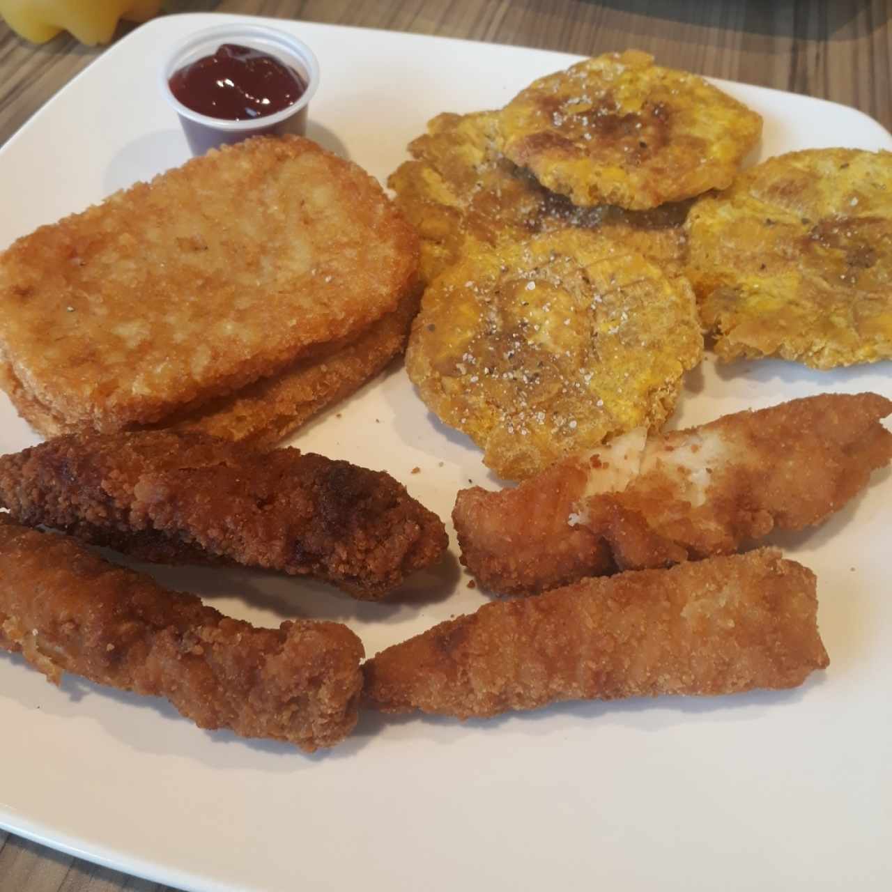 Papa rayada, patacones & tiras de pollo