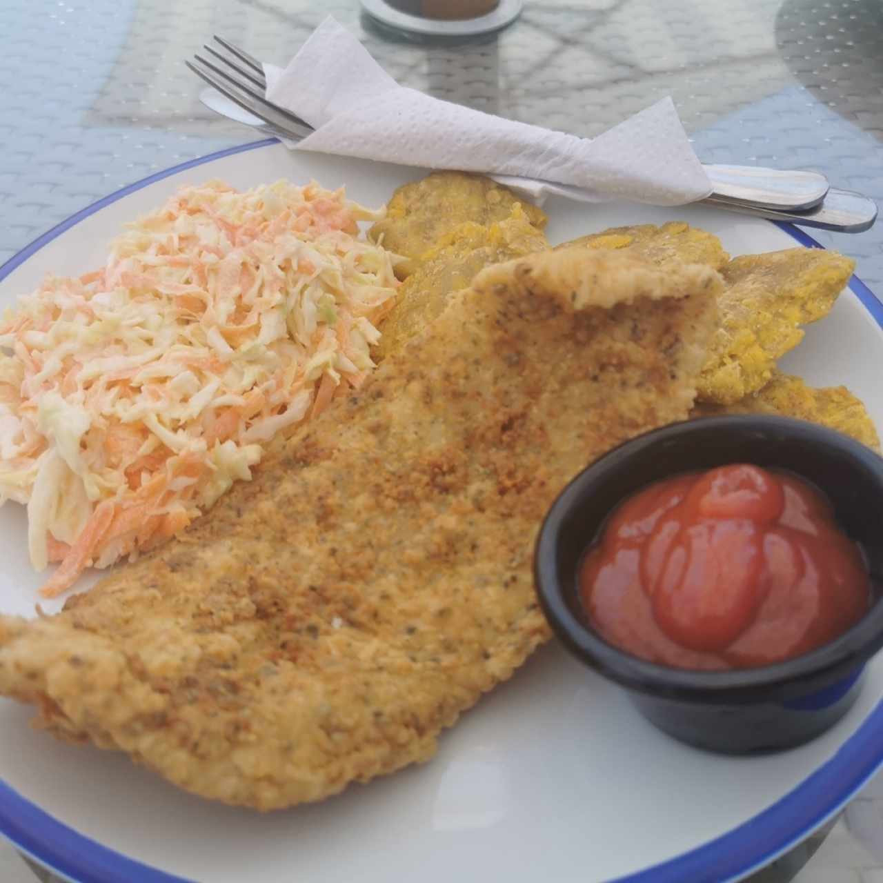 Filete de corvina con patacones y ensalada 