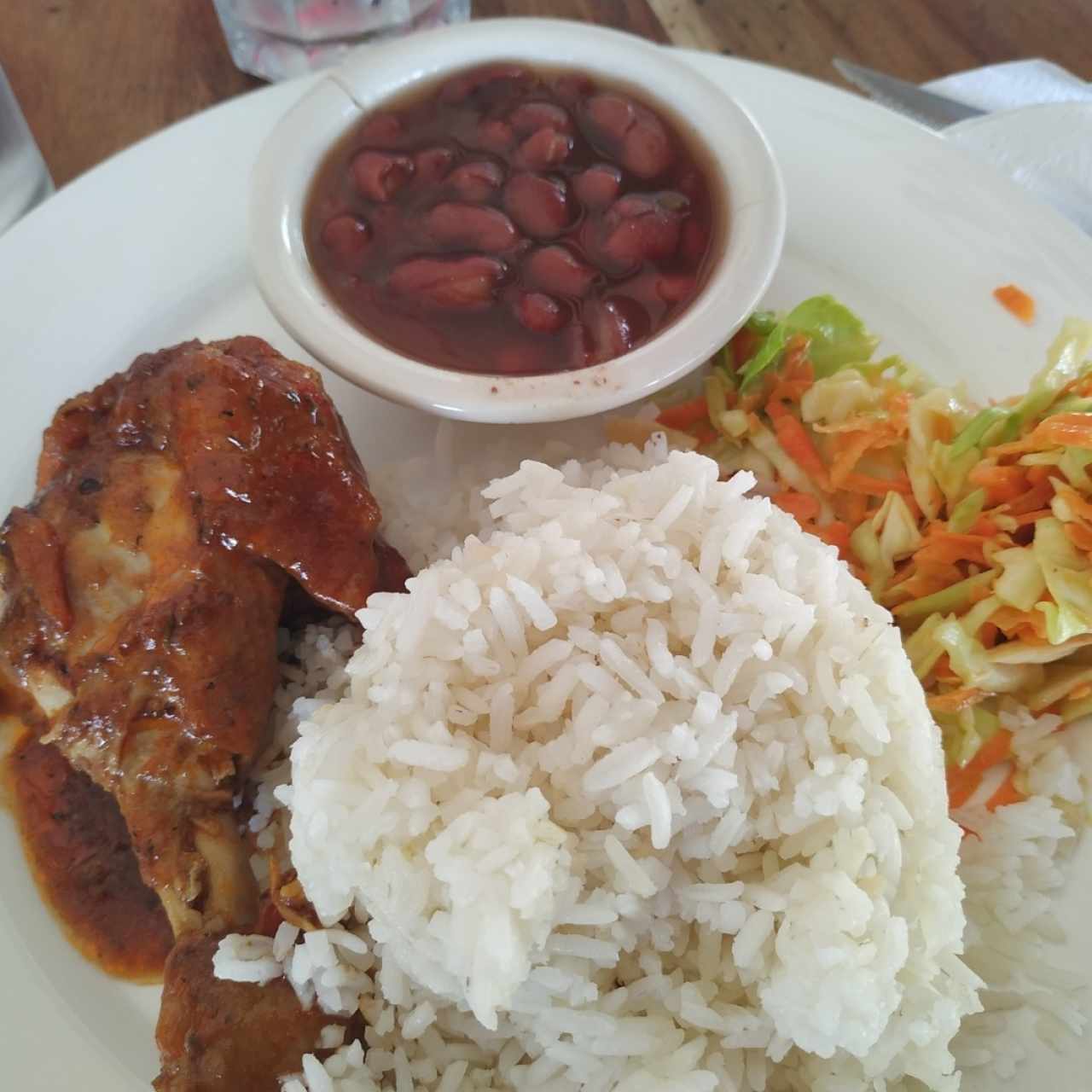 arroz con pollo guisado, porotos y ensalada