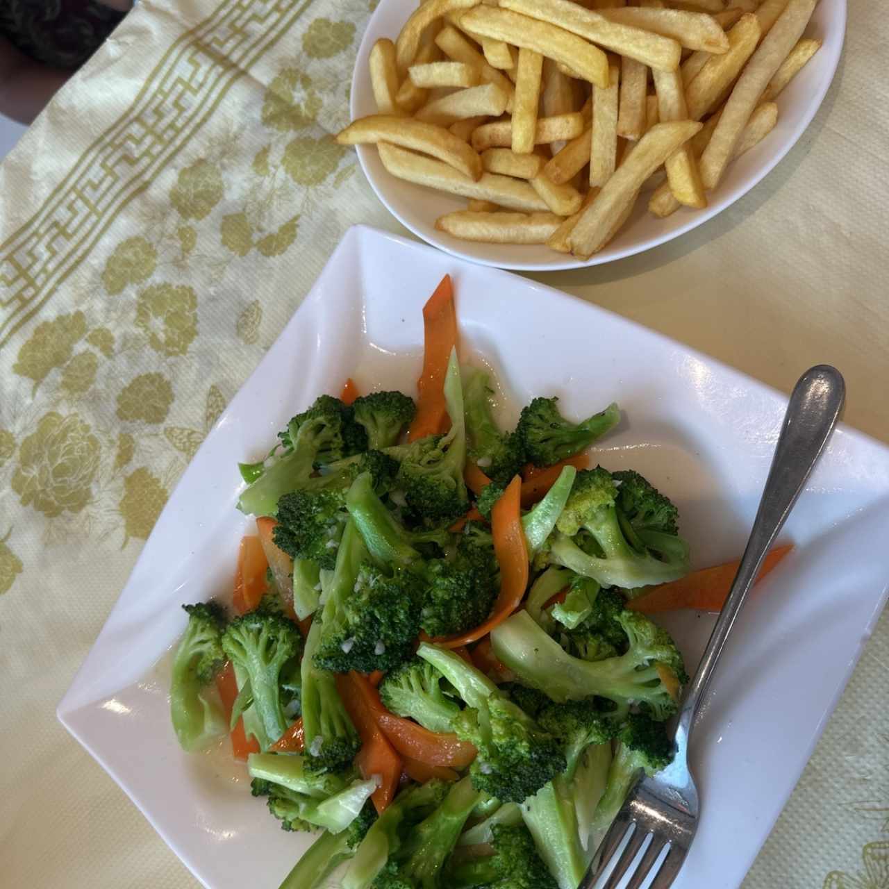 Brócoli con zanahoria y ajo y papas