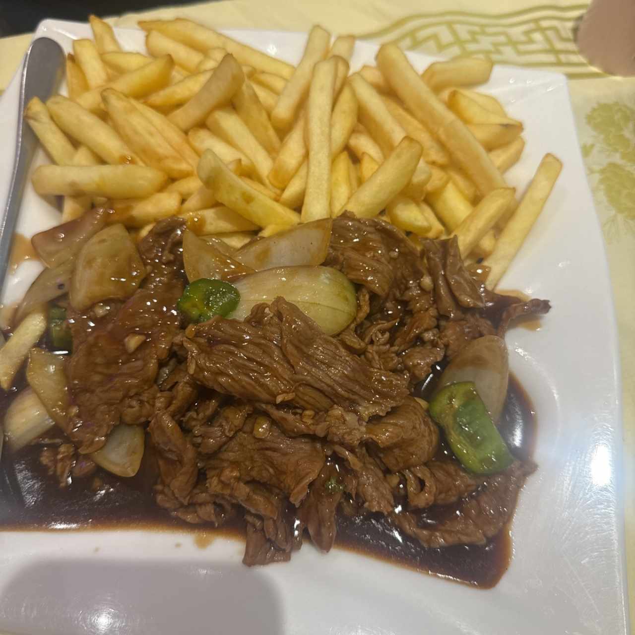 Bistec picado con papas fritas