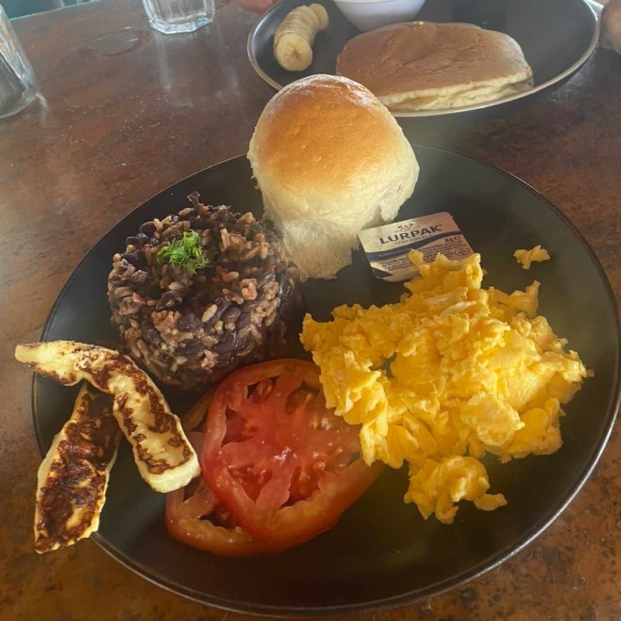 Gallo pinto y pancakes