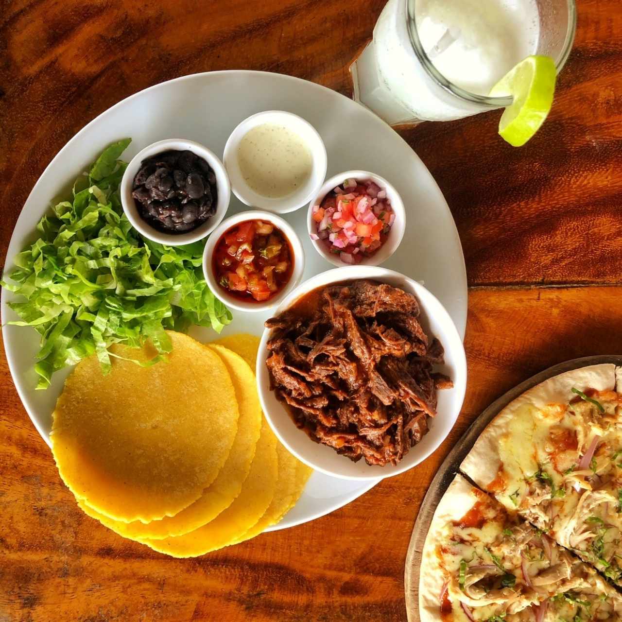 Tacos de Carne y Pizza BBQ de pollo con culantro 