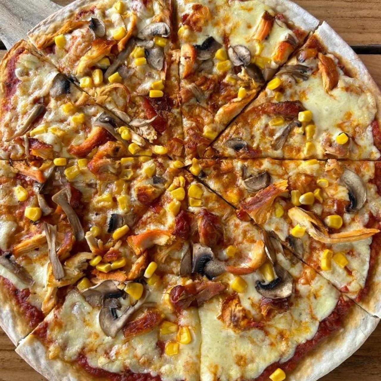 Pizza de pollo ahumado