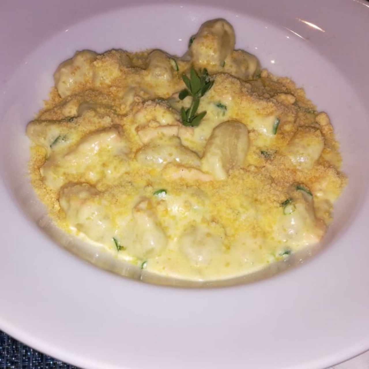 Ñoquis con salmón en salsa blanca