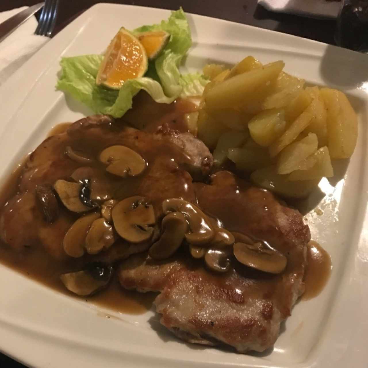 Puerco en salsa de hongos con papas salteadas