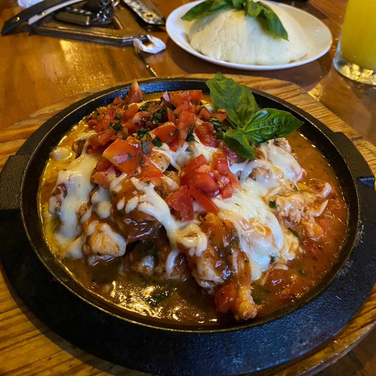 Pollo con camarores en salsa roja 