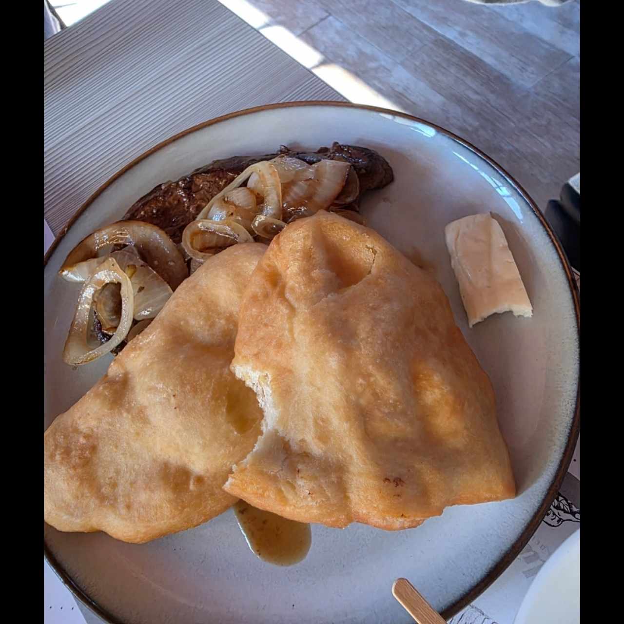 Bistec Encebollado o Bistec de Hígado de Res