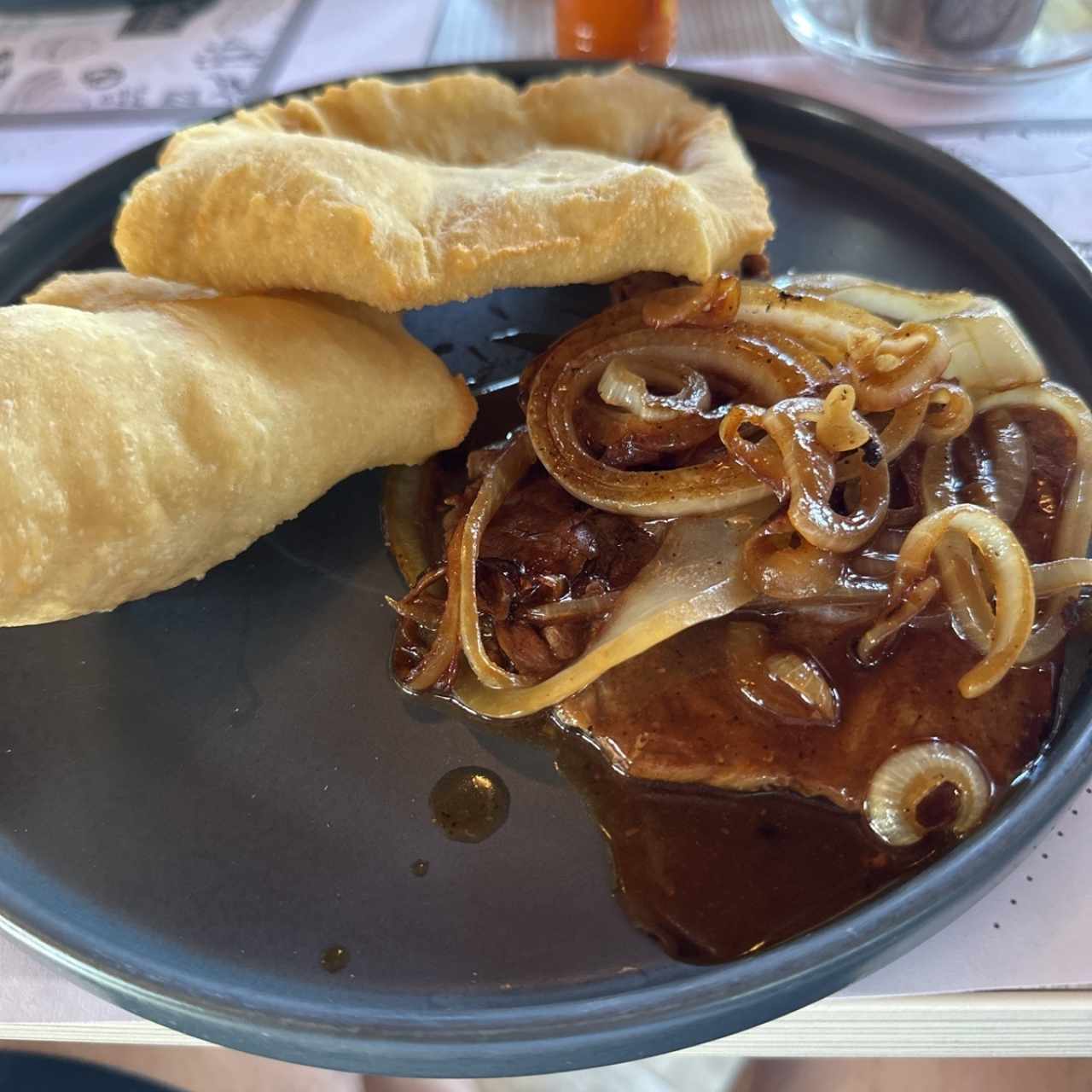 Bistec Encebollado o Bistec de Hígado de Res