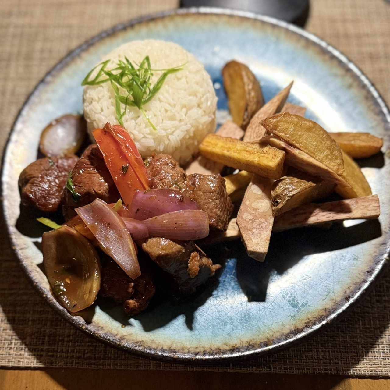 Lomo saltado peruano 