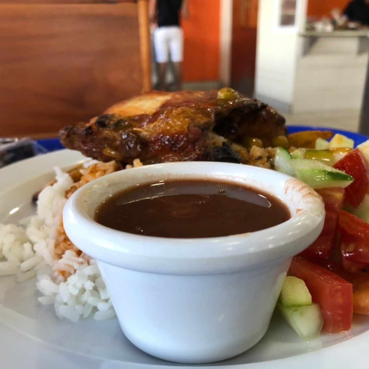Pollo guisado, arroz, porotos y ensalada