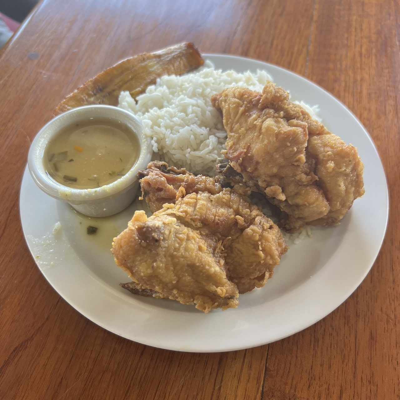 Arroz, pollo frito, arvejas y tajada 