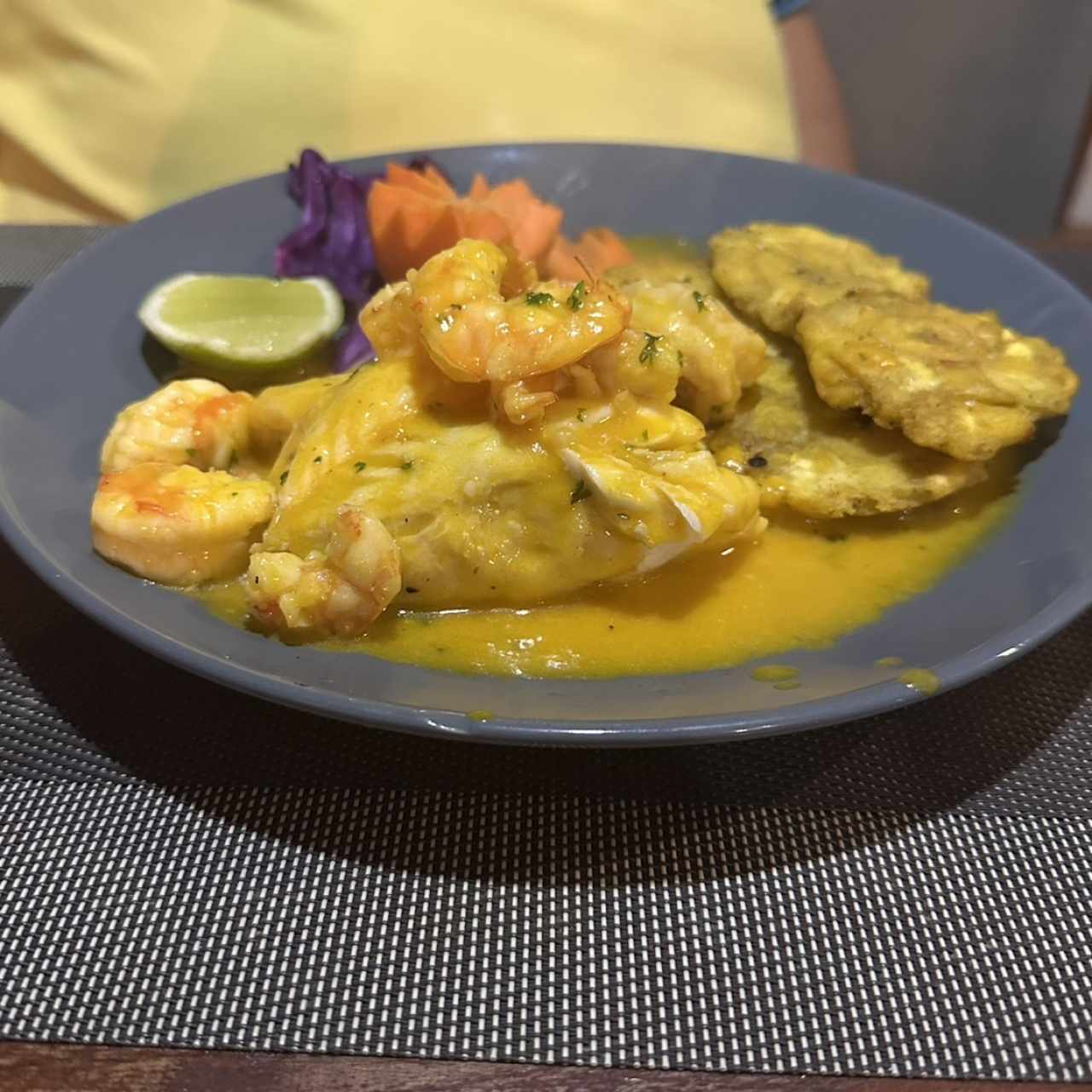 Corvina rellena de camarones 