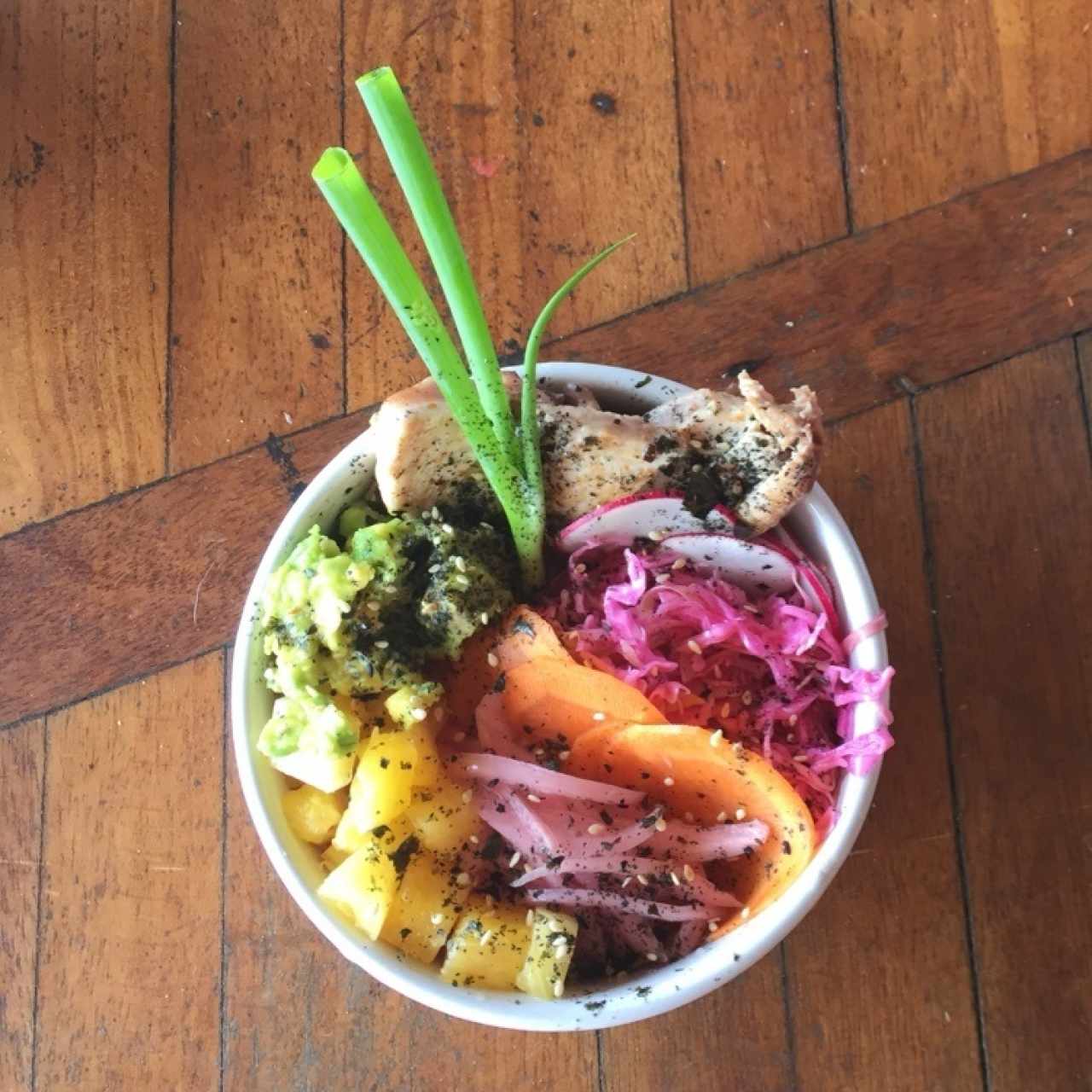 poke bowl con pescado