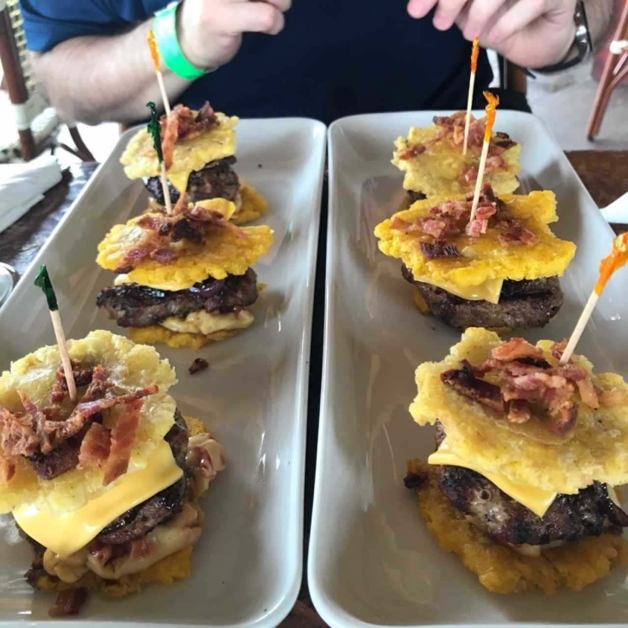 Sliders de hamburguesas con patacones