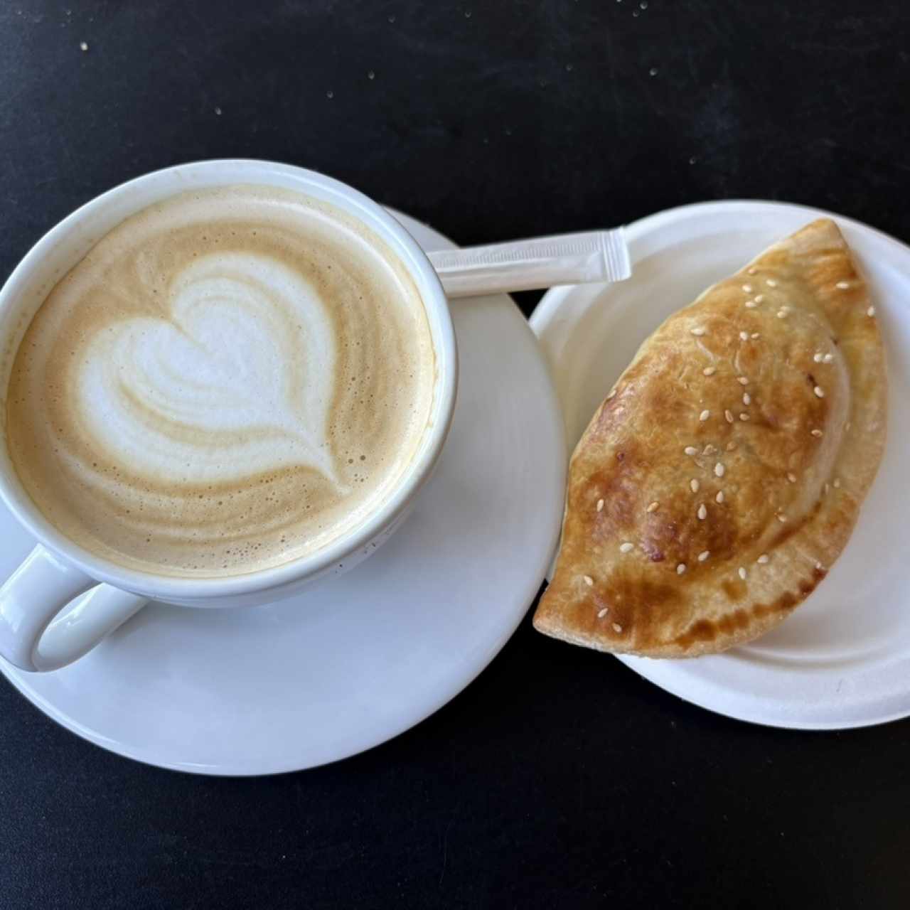 Latte y empanada de carne