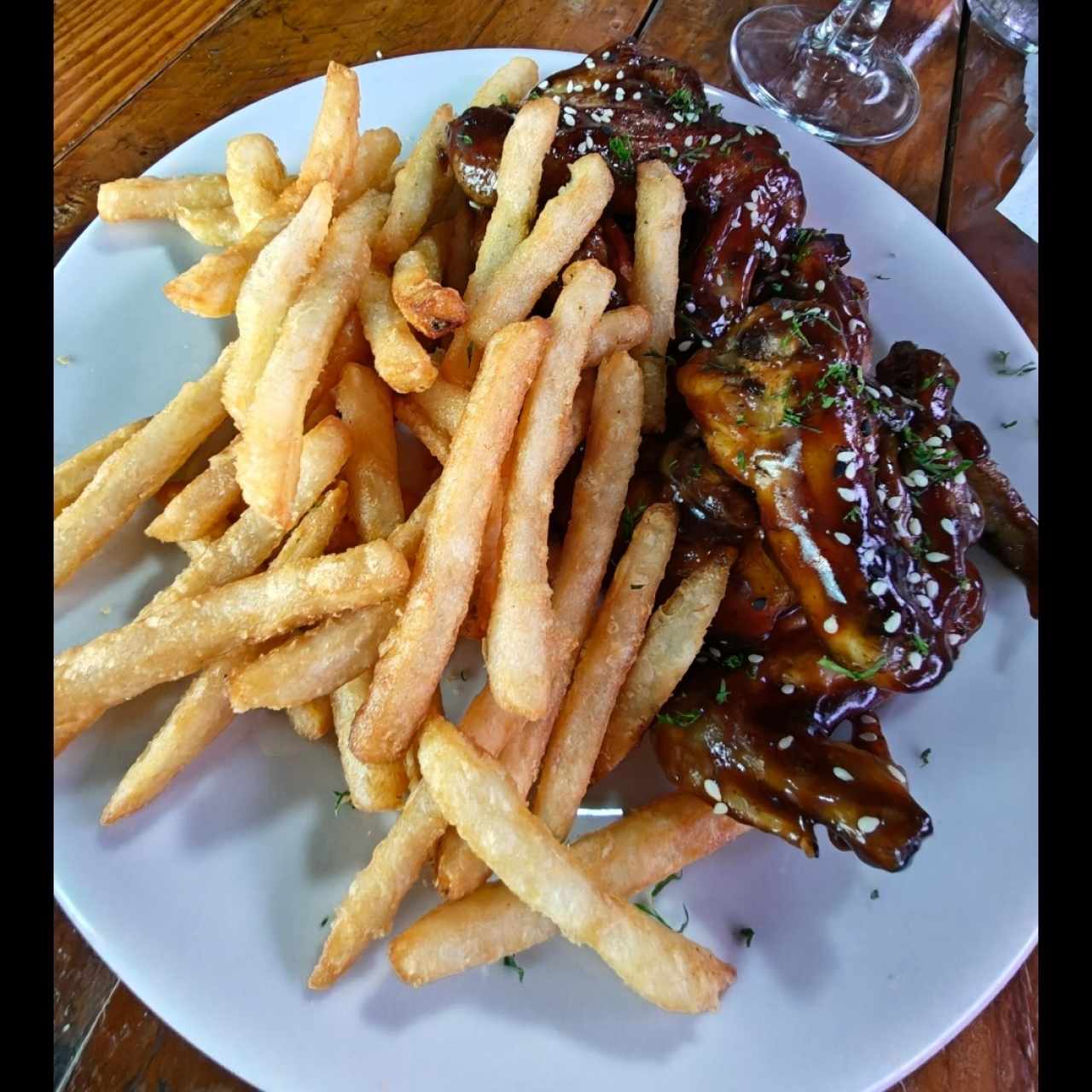 Alitas BBQ con Papas