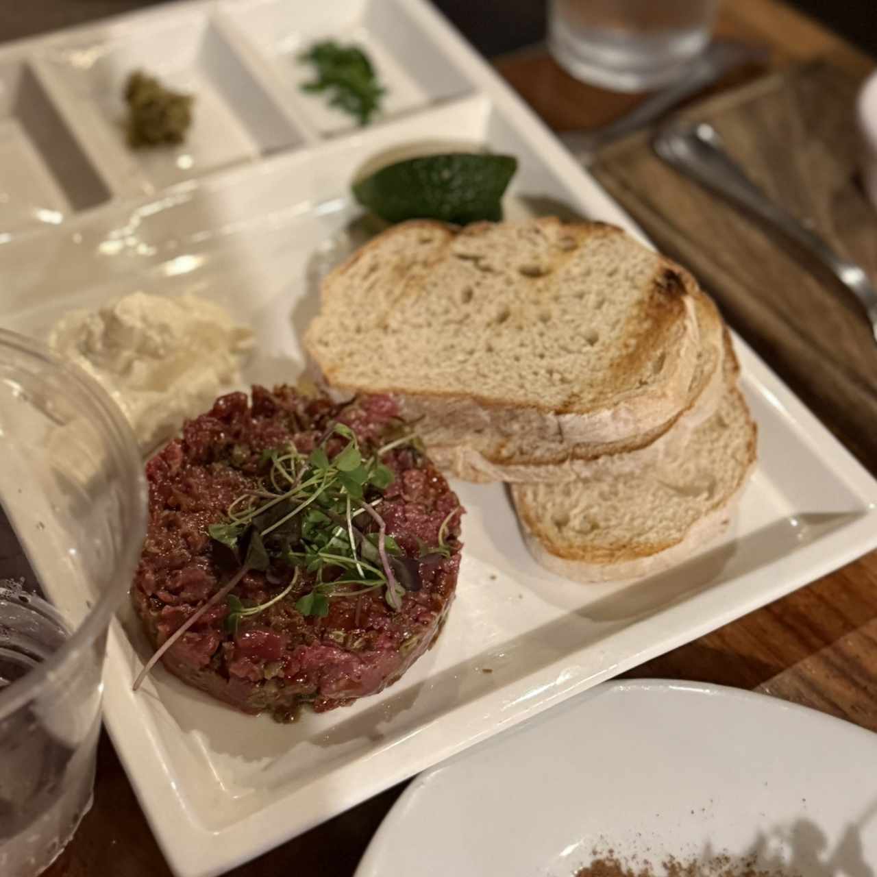 Tartar de Carne Angus Con Trufa y Pan a la Parrilla