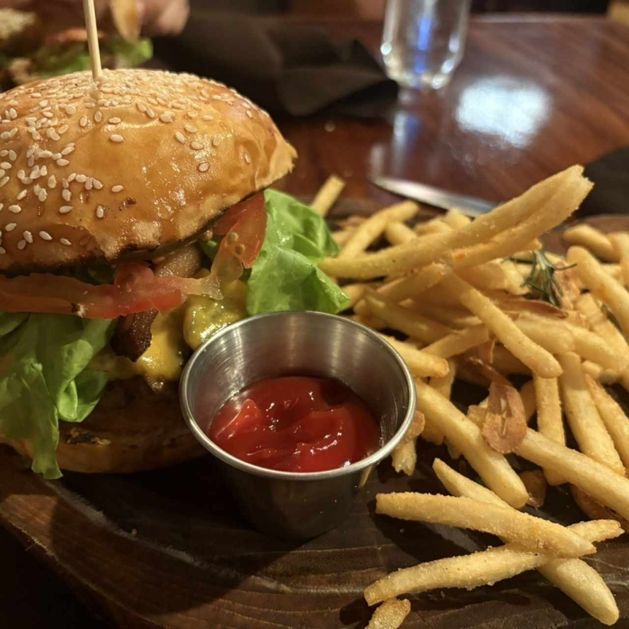 Hamburguesa de Angus con cheddar,hongos,tocino,salsa Butcher y papas fritas