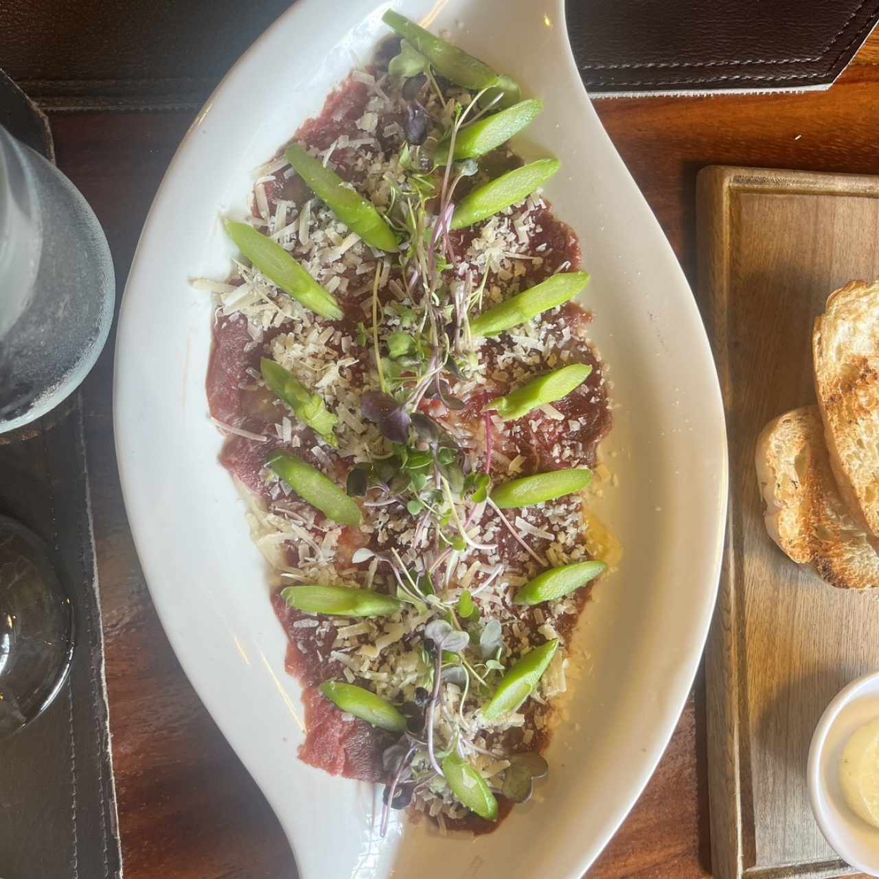 Carpaccio de Res con Aderezo de Wasabi ,Albahaca.Esparragos y Queso Pecorino