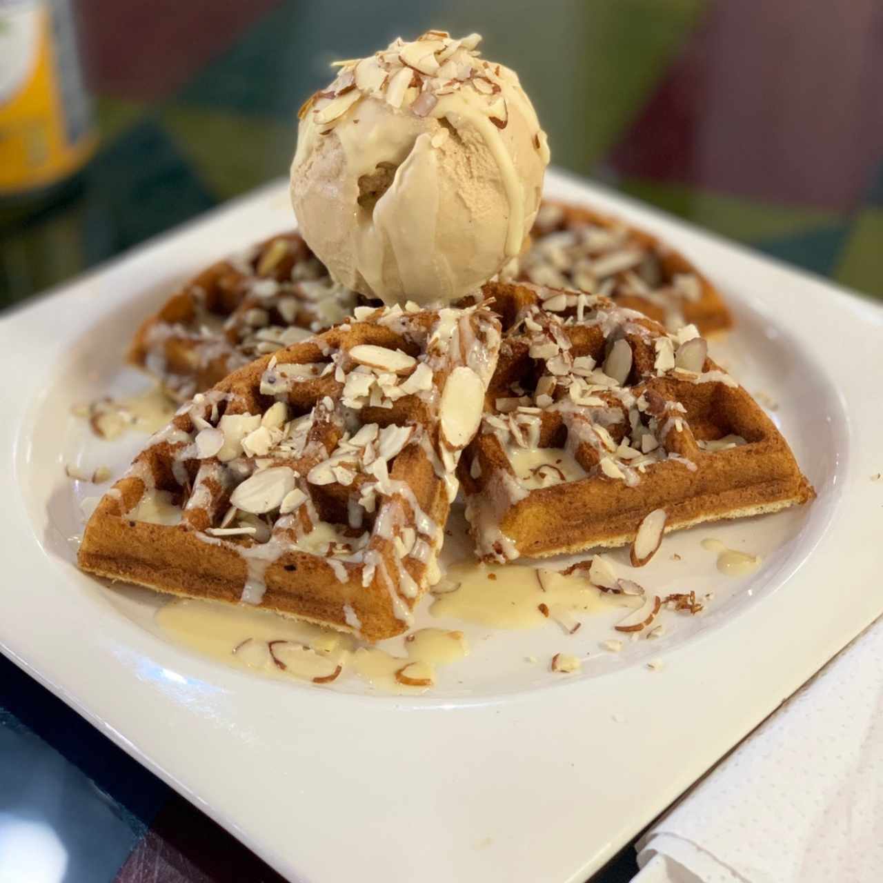 Waffle con helado de café