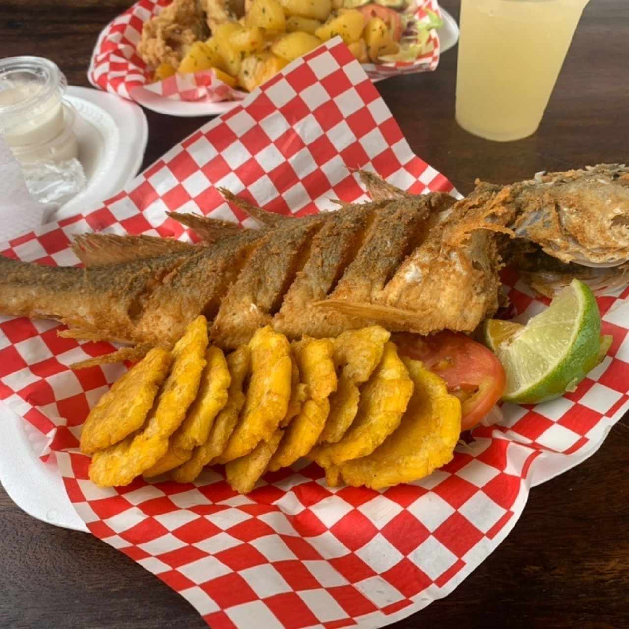 Corvina frita con patacones