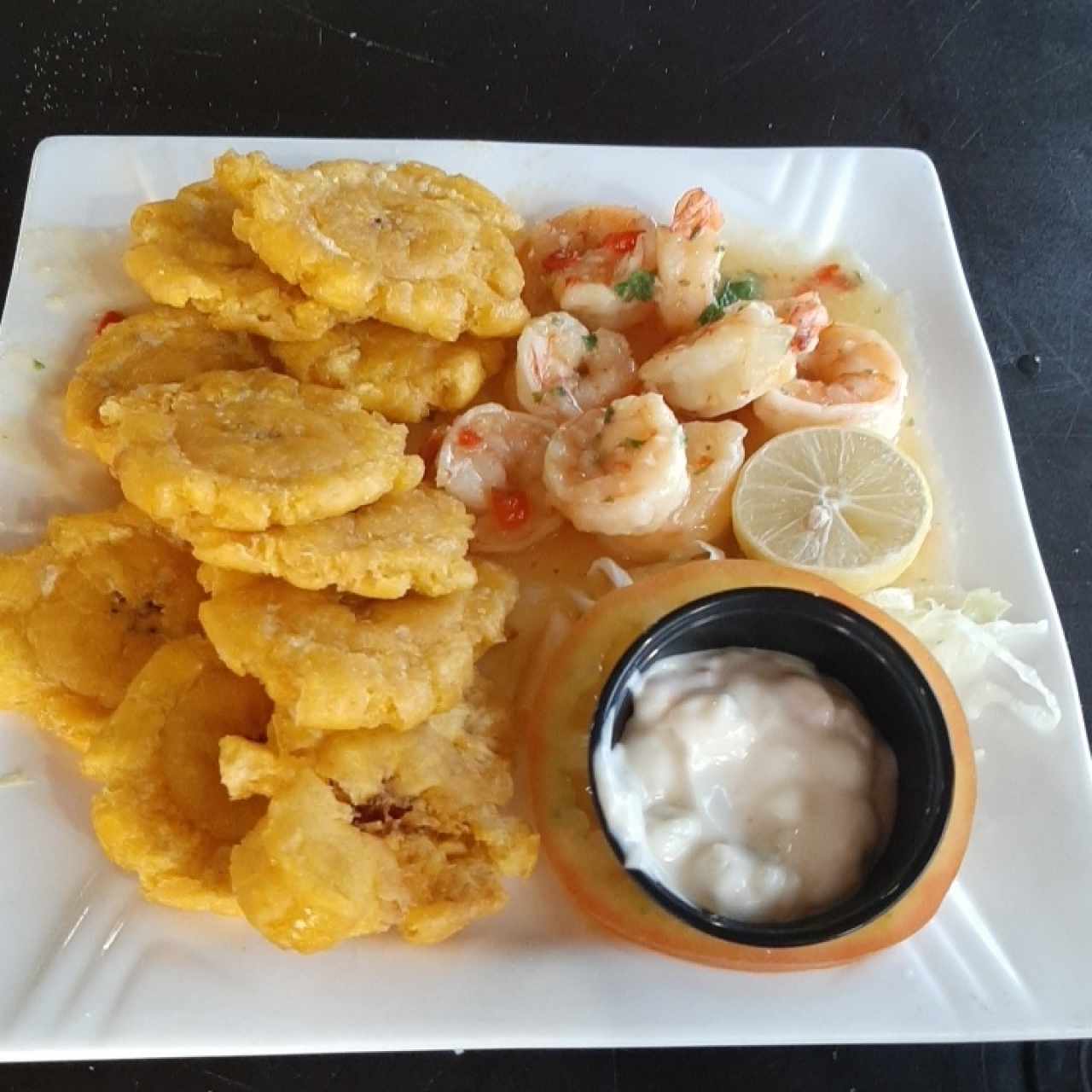 camarones al ajillo con patacones