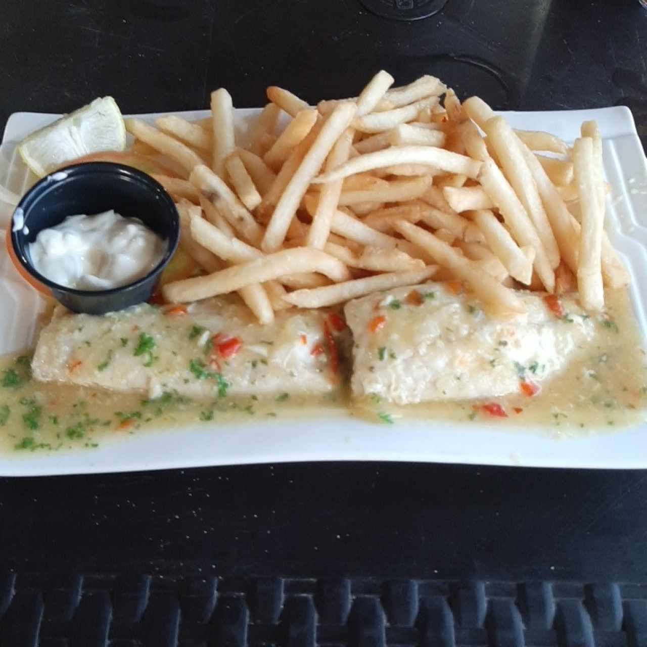 filete corvina al ajillo con papas fritas