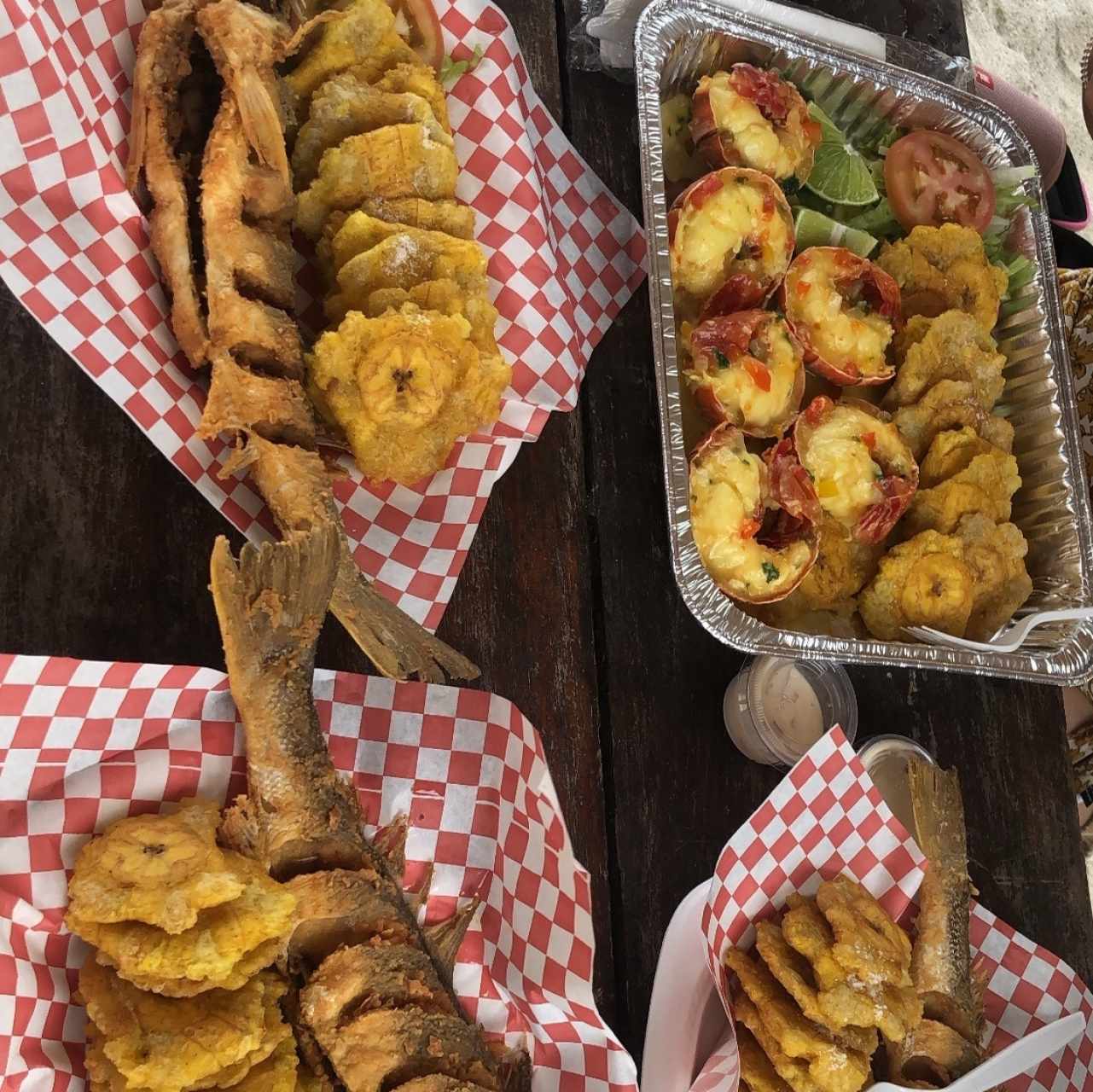 corvina frita con patacones y langostinos (como langosta, ya que no habia) 