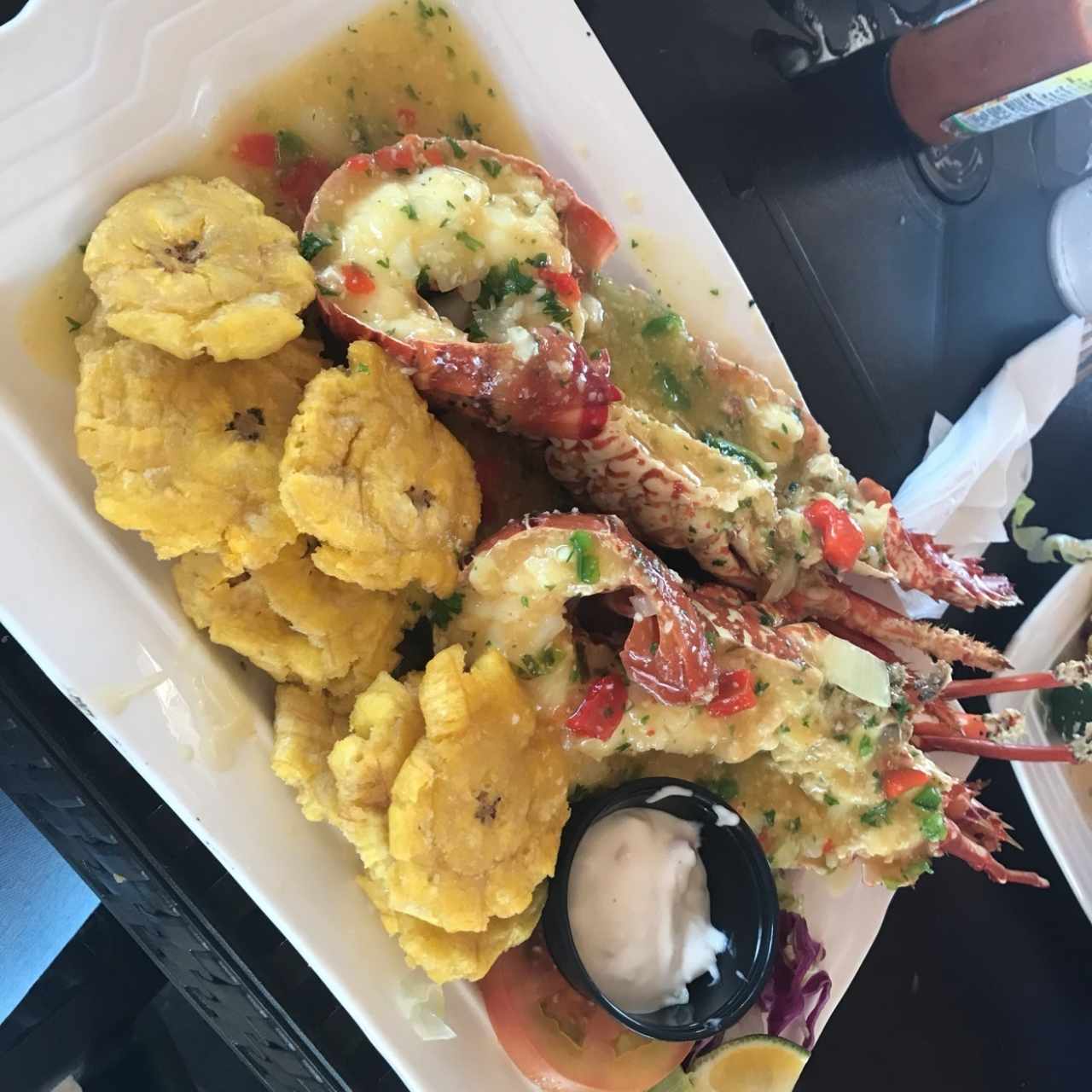 langosta al ajillo con patacones 