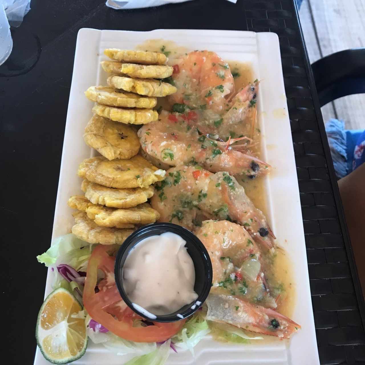langostillo al ajillo con patacones 