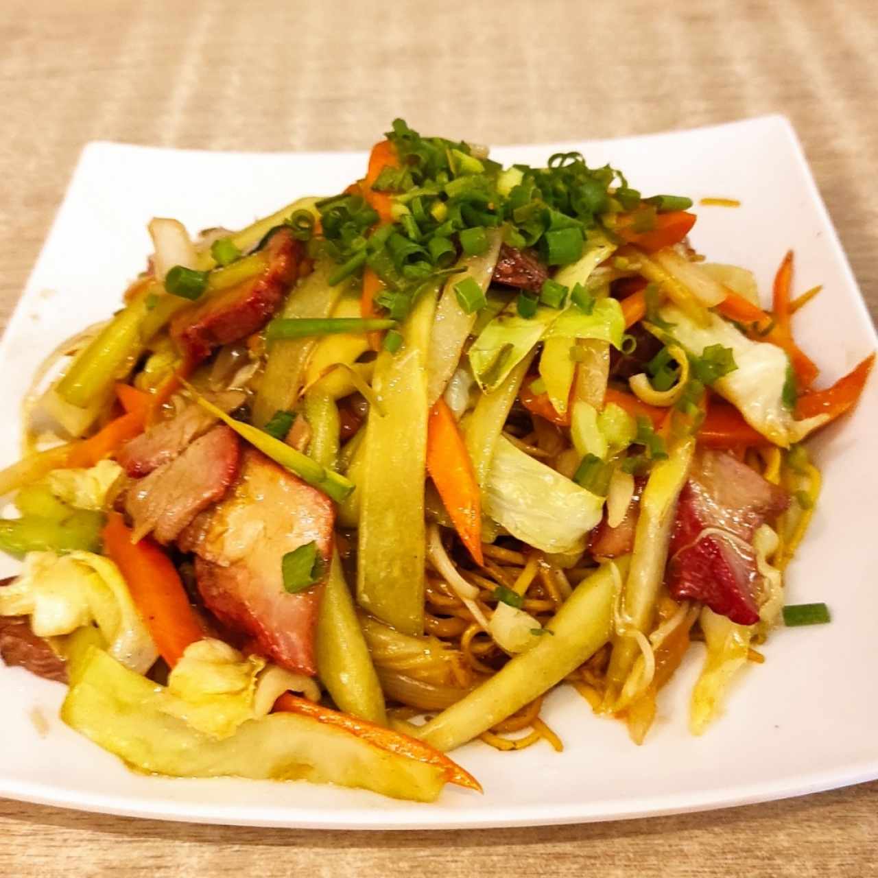 Chow Mein de puerco asado 