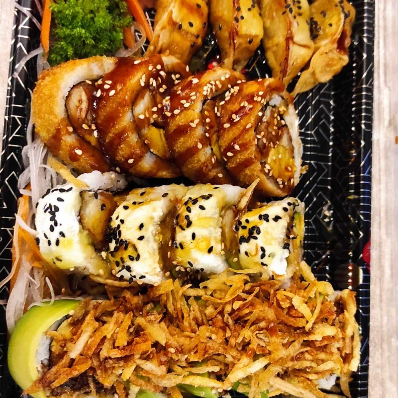 Trio Mini rolls y empanadas 