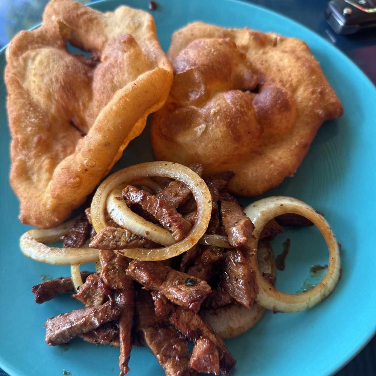 Encebollado con hojaldre 
