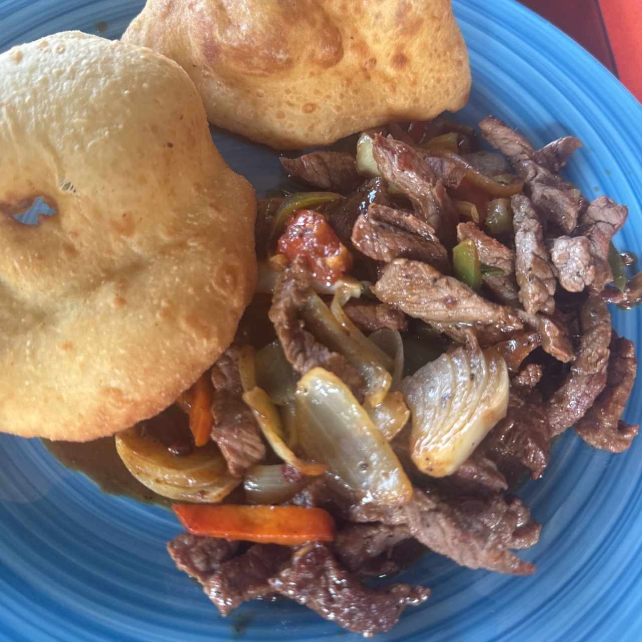 Bistec picado con hojaldres 