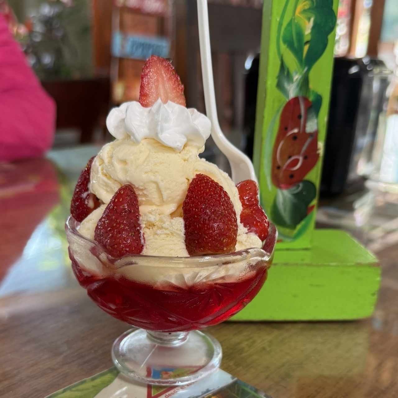 Fresas con gelatina y helado 