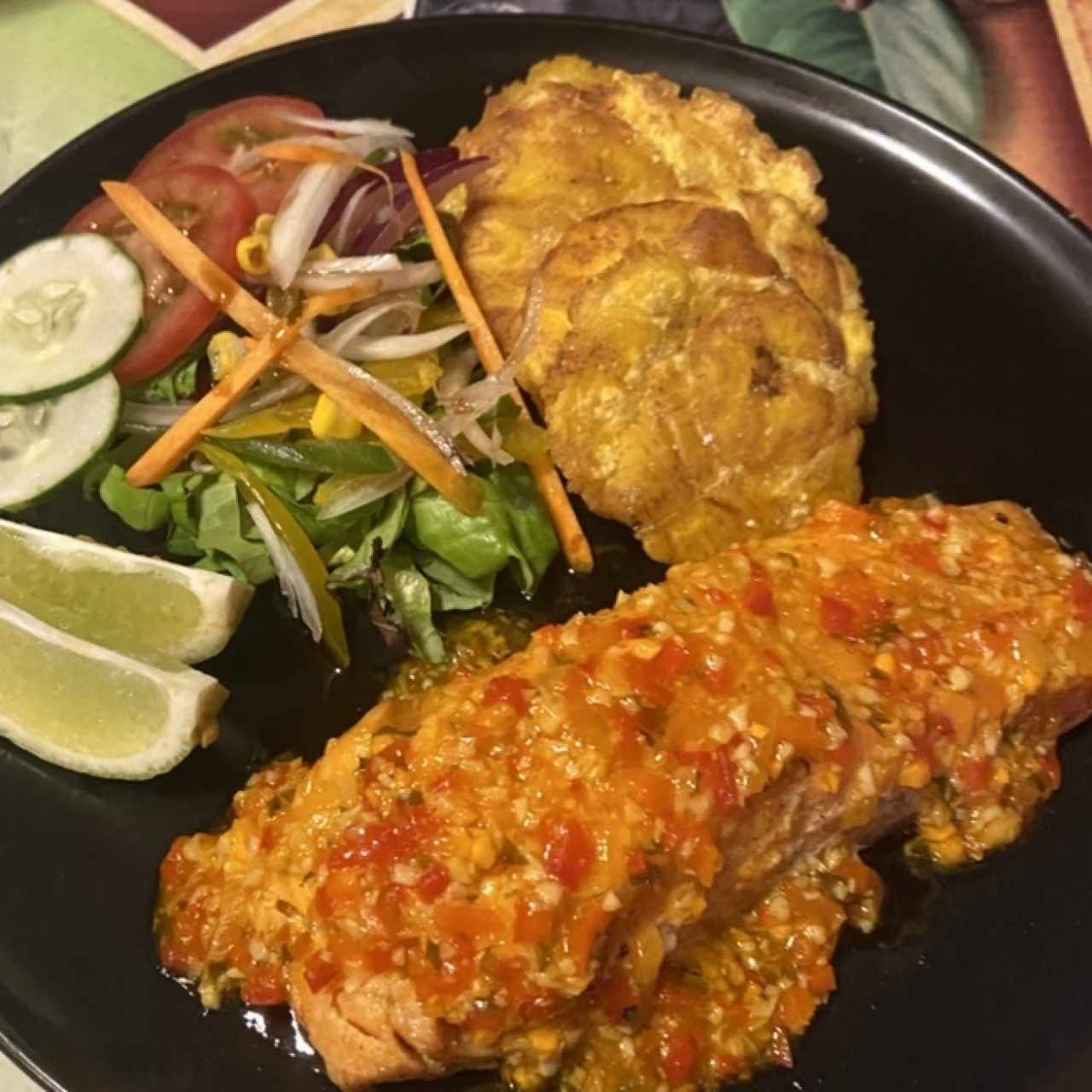 Trucha al ajillo con patacones