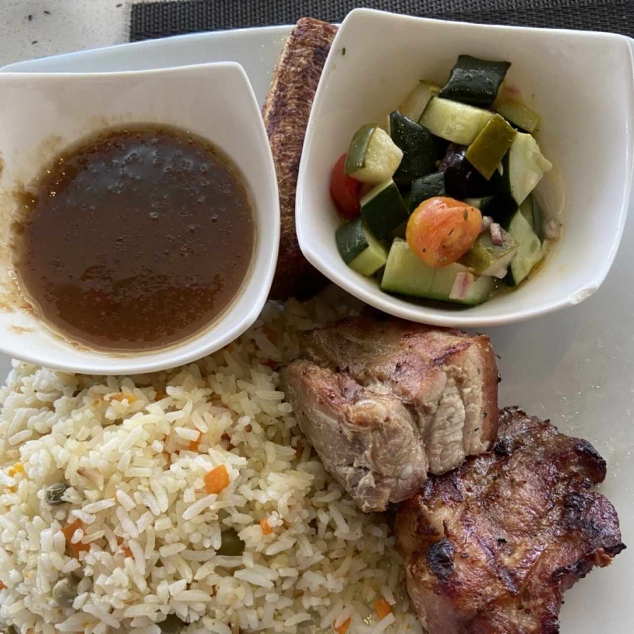 Arroz, costillas y ensalada griega