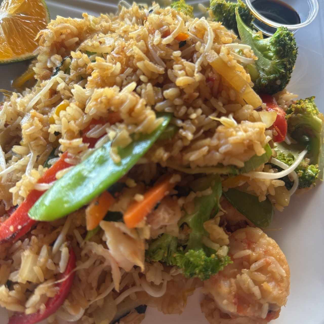 Arroz frito con camarones 