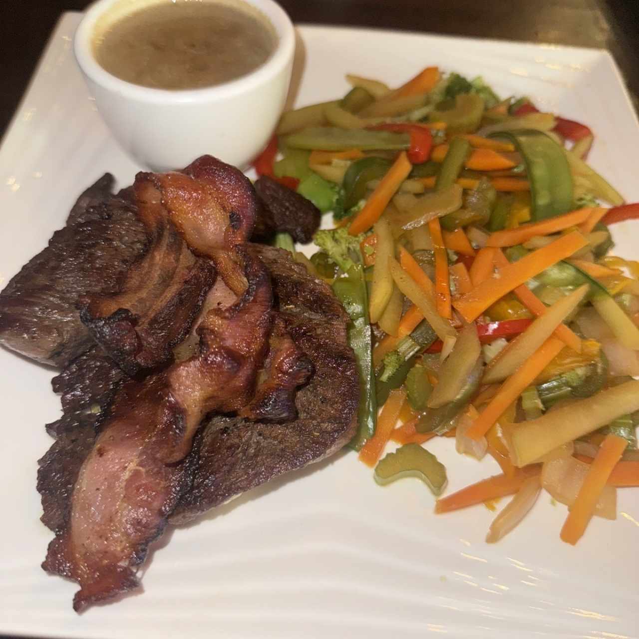Filete Migñon con vegetales 