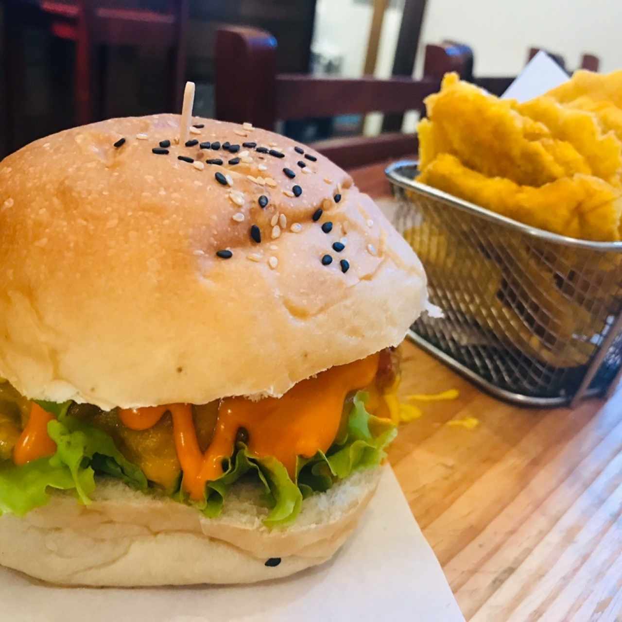 Bomshell Burger con patacones