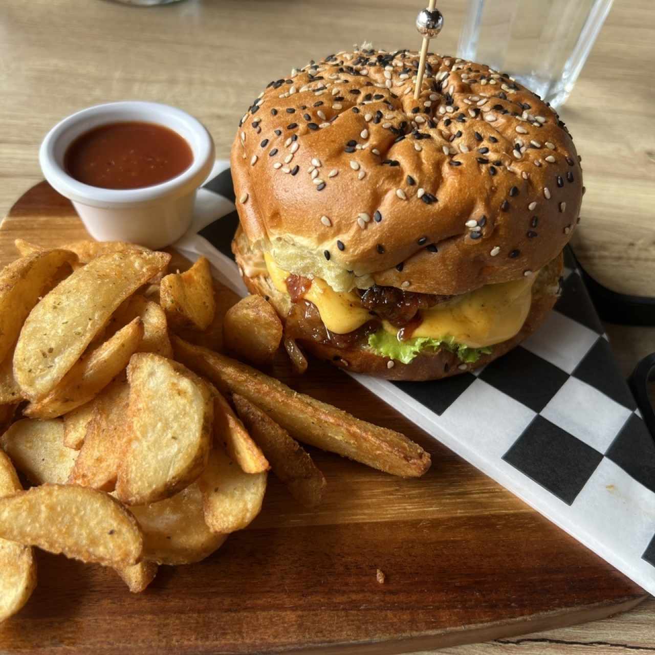 Dos Ríos Burguer con Papas Fritas