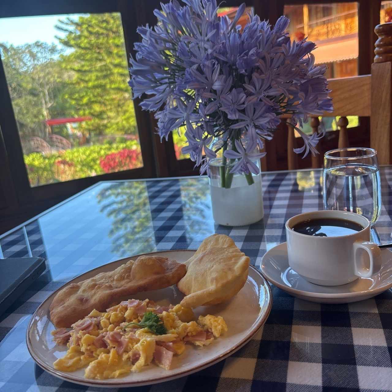 Huevos revueltos con hojaldre