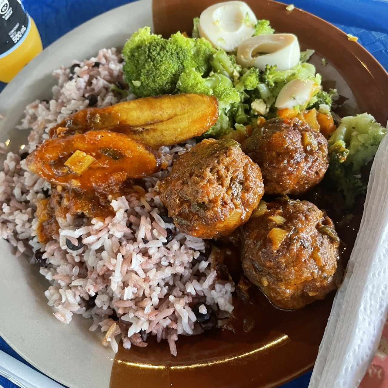 Arroz con guando y albondigas endiabladas, ensalada de brócoli y tajadas