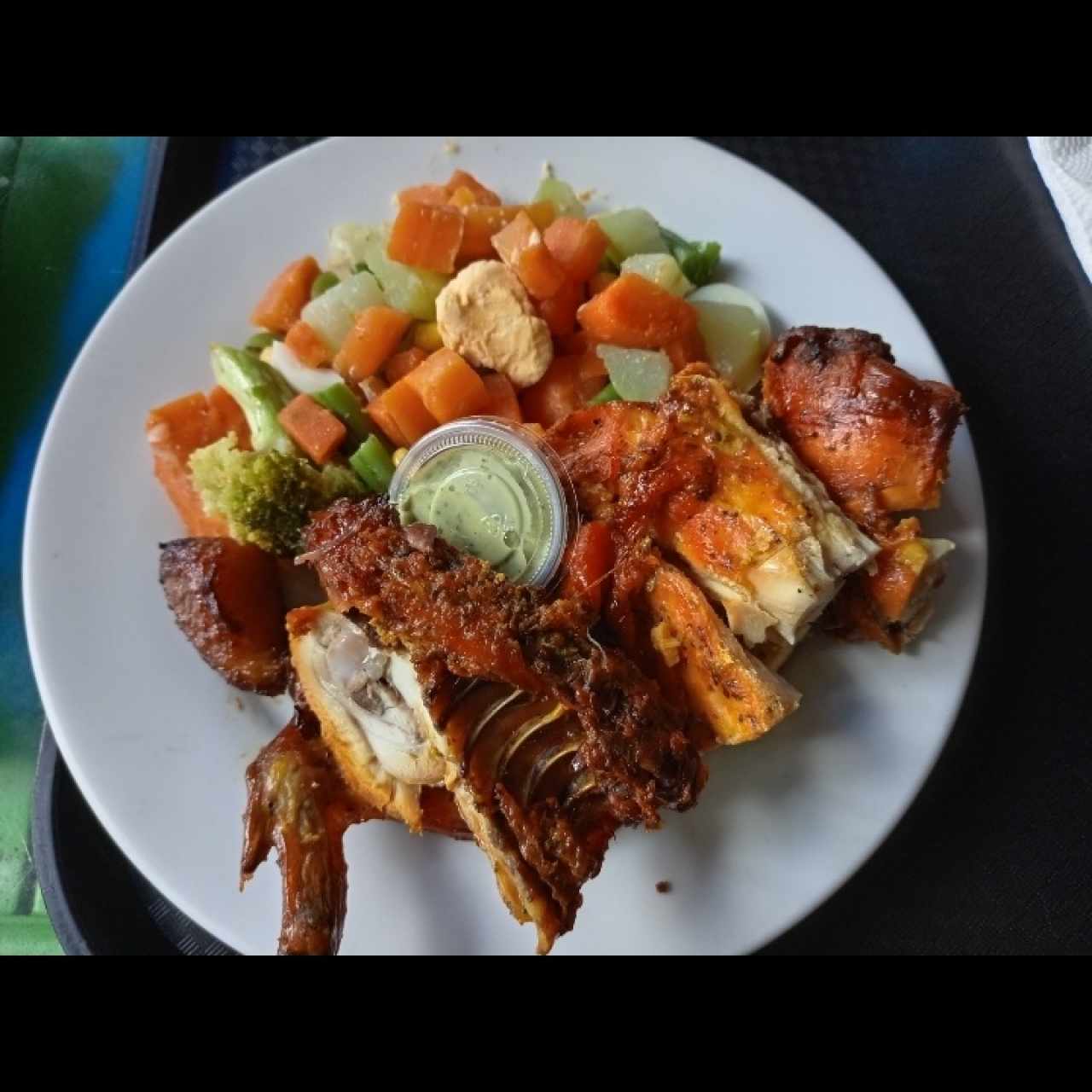 Pollo asado con vegetales cocidos