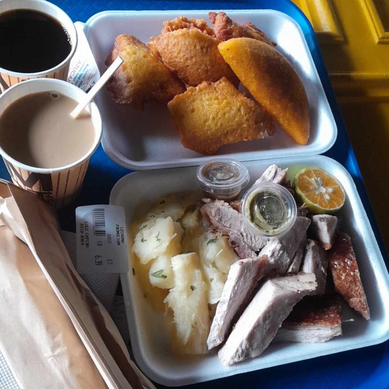 lechona con yuca, torrejitas y empanadas
